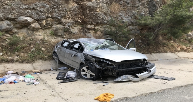Antalya'da devrilen otomobilin sürücüsü öldü