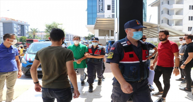 Antalya'da eşi tarafından silahla kazara vurulduğu iddia edilen kadın öldü