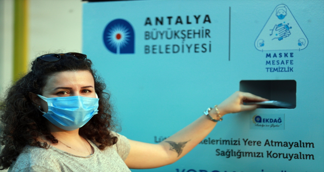 Antalya'da Konyaaltı Sahili'ne atık ve maske otomatı yerleştirildi
