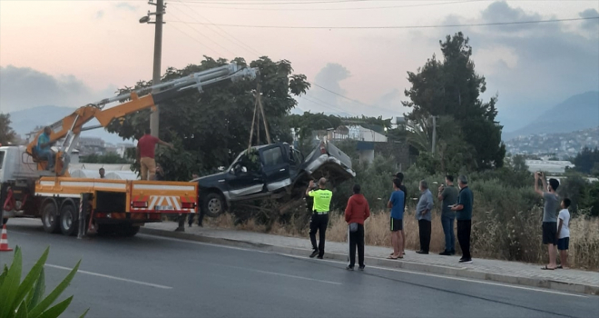 Antalya'da otomobil elektrik direğine çarptı: 2 yaralı