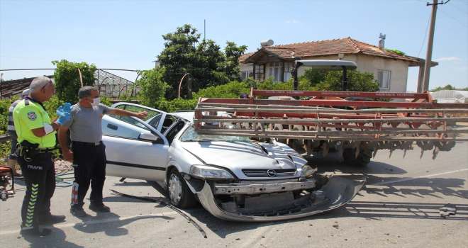 Antalya'da otomobil ile traktör çarpıştı: 1 ölü, 2 yaralı