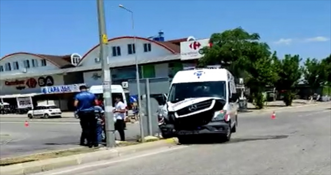 Antalya'da tur minibüsü ile ambulans çarpıştı