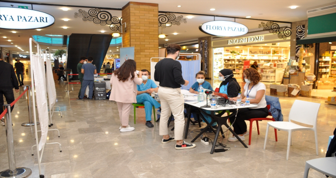 Aqua Florya Alışveriş ve Yaşam Merkezi'nde ziyaretçiler için aşı standı kuruldu