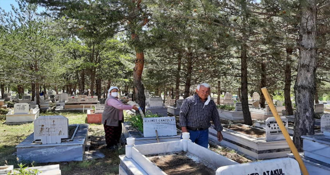 Bahadın’da imece yoluyla mezarlık temizliği