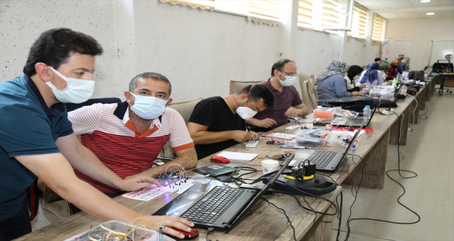 Çubuk'ta öğretmenler akıllı cihaz tasarlama ve robotik kodlama kursu alıyor