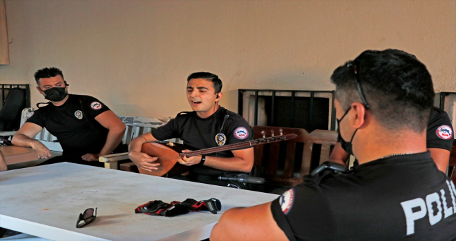 Fethiye'de görev yapan polis memuru müzik tutkusuyla meslektaşlarına da moral oluyor