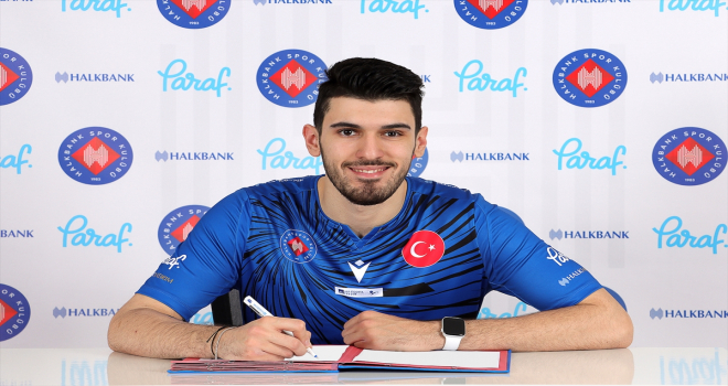 Halkbank'ta genç oyuncu Efe Bayram'ın sözleşmesi yenilendi