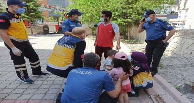 Kayseri'de gaz kaçağı şüphesi bulunan evde yalnız bırakılan 2 kardeşi itfaiye kurtardı