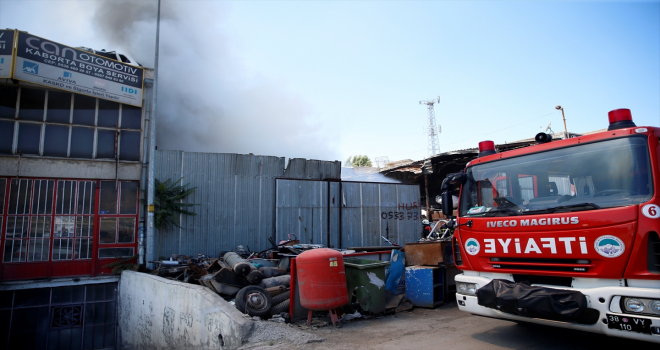 Kayseri'de hurda deposunda çıkan yangında 2 iş makinesi kullanılamaz hale geldi