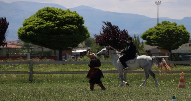 Kayseri'de özel öğrenciler atlı binicilik etkinliğine katıldı