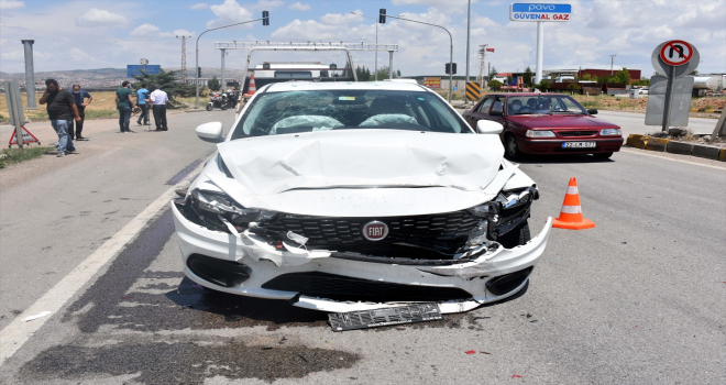 Kırıkkale'de iki otomobil çarpıştı: 3'ü çocuk 6 yaralı