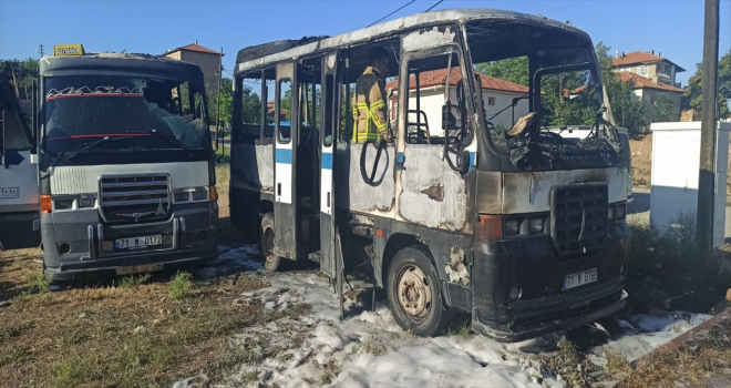 Kırıkkale'de park halindeki 2 minibüste yangın çıktı