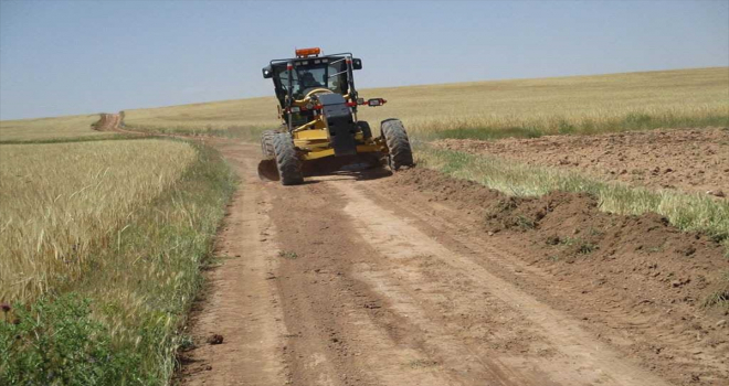 Kırşehir'de hasat döneminde arazi yollarında düzenleme yapıldı