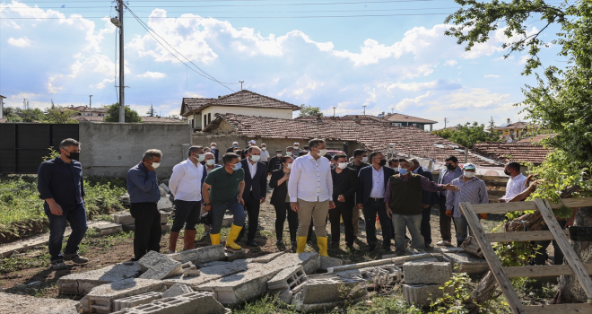Milli Eğitim Bakanı Selçuk, yağıştan etkilenen memleketi Gölbaşı'nda incelemelerde bulundu: