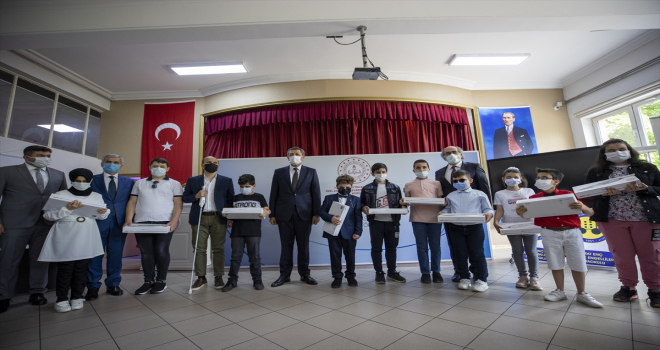 Milli Eğitim Bakanlığı ile WeWALK iş birliğinde görme yetersizliği olan öğrencilere akıllı baston desteği
