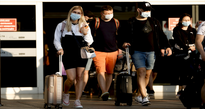 Rusya'dan ilk turist kafilesi Antalya'ya geldi