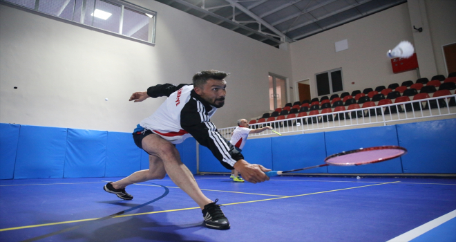 Sağlık için, 7'den 70'e herkesin rahatlıkla yapabildiği badmintonda buluşuyorlar