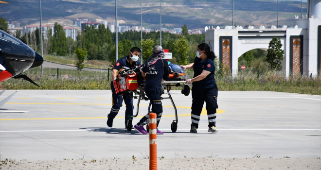 Sivas'ta inşaattan düşen kalıp işçisi ağır yaralandı