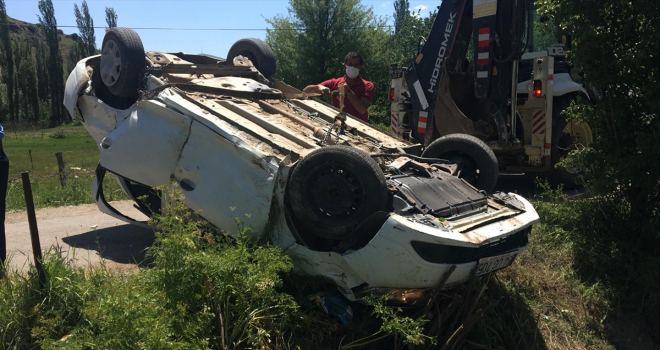 Sivas'ta istinat duvarına çarpan otomobil devrildi: 2 ölü, 2 yaralı