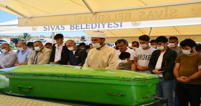 Sivas'ta mezuniyet fotoğrafı çekimi dönüşünde kazada ölen lise öğrencisinin cenazesi defnedildi