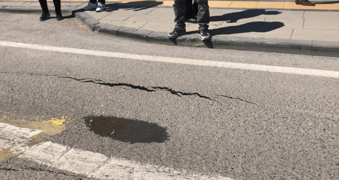 Sivas'ta patlayan su borusu yolu çökertti 