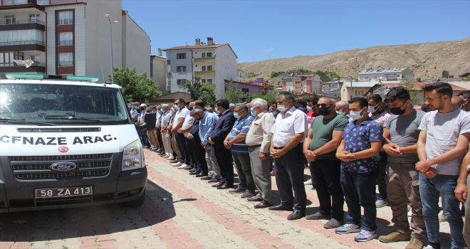 Aliağa'da gemi geri dönüşüm bölgesindeki patlamada hayatını kaybeden işçinin cenazesi Sivas'ta defnedildi