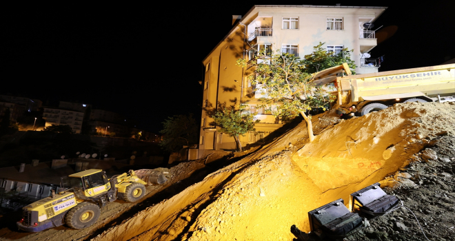 Ankara'da inşaat çalışmasında zarar gören istinat duvarı güçlendiriliyor