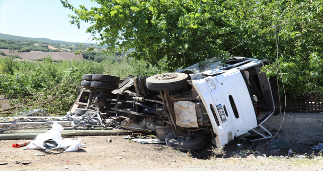 Ankara'da kamyon devrildi: 3 yaralı