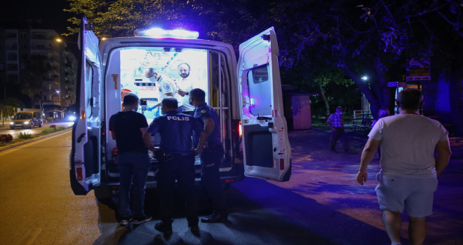 Antalya'da caddede bıçaklı saldırıya uğrayan kişi yaralandı