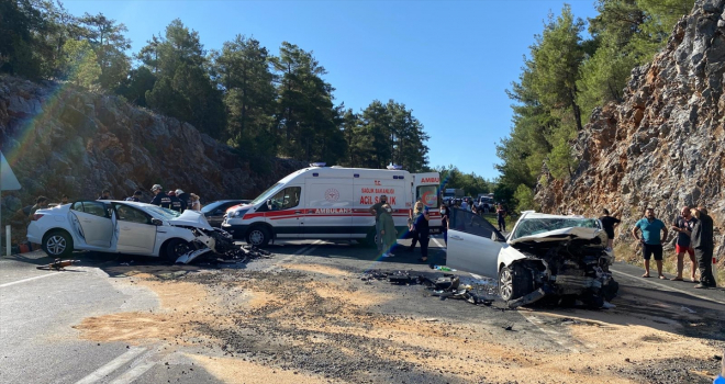 Antalya'da iki otomobil çarpıştı: 1 ölü, 6 yaralı 