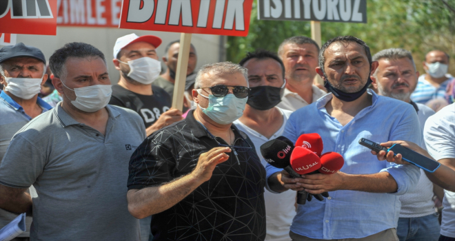 Antalya'da imar planları iptal edilen mahallenin sakinleri, yolu ulaşıma kapatarak eylem yaptı