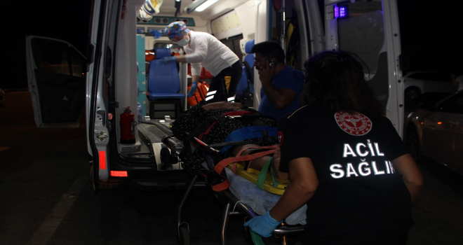 Antalya'da otomobil ile tur minibüsü çarpıştı: 3 yaralı