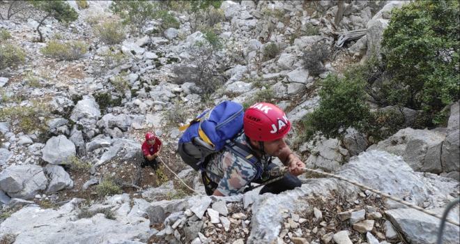 Antalya'da uçurumun kenarında mahsur kalan kişi kurtarıldı
