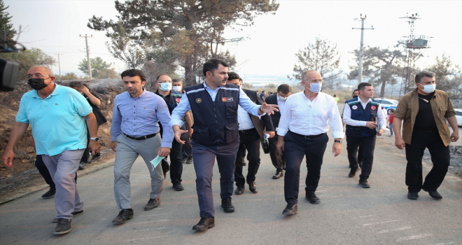 Bakan Kurum, yangının etkili olduğu Manavgat'ın Kalemler Mahallesi'nde incelemede bulundu