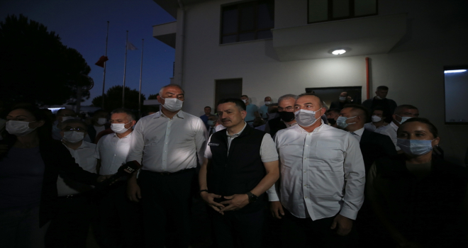 Bakanlar Manavgat'taki orman yangını bölgesinde incelemede bulundu (1)