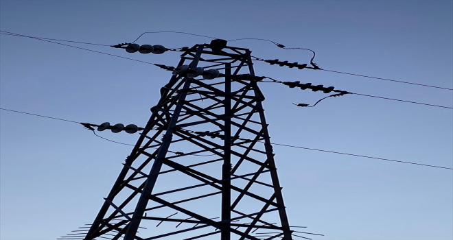 Beypazarı'nda kopan elektrik nakil hattı teli yangına neden oldu