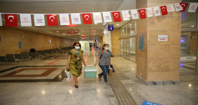 Eskişehir Garı'nda kurulan merkezde isteyen yolculara Kovid-19 aşısı yapılıyor 