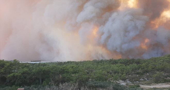 GÜNCELLEME 2 - Antalya'da çıkan orman yangınına havadan ve karadan müdahale ediliyor