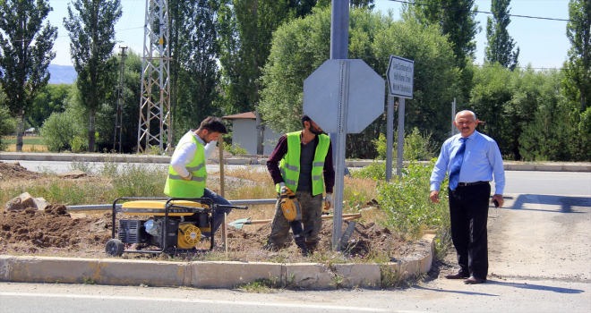 Hafik'te kazaların yaşandığı kavşağa trafik lambaları konuluyor