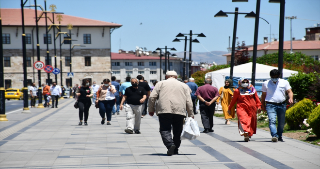 İç Anadolu'da kademeli normalleşmenin üçüncü etabının başlamasıyla cadde ve sokaklarda yoğunluk oluştu