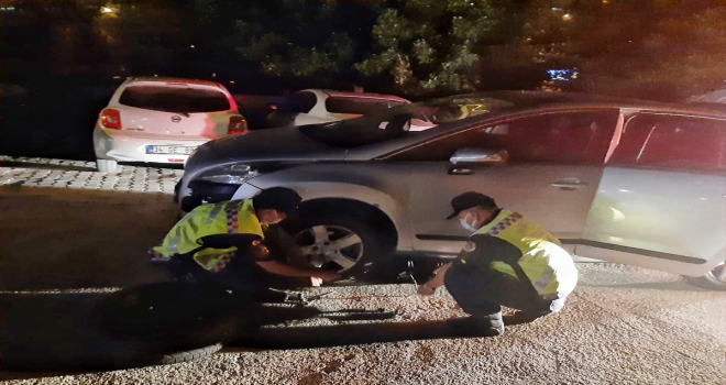 Kaş'ta jandarmadan yolda lastiği patlayan araçtaki 5 kişiye yardım