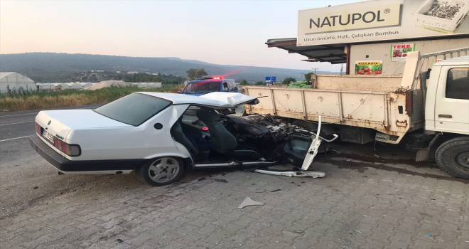 Kaş'ta otomobil, park halindeki kamyonete çarptı: 3 yaralı