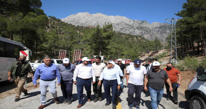 Kayseri Büyükşehir Belediye Başkanı Büyükkılıç, Aladağlar Milli Parkı'ndaki yangın bölgesinde incelemelerde bulundu