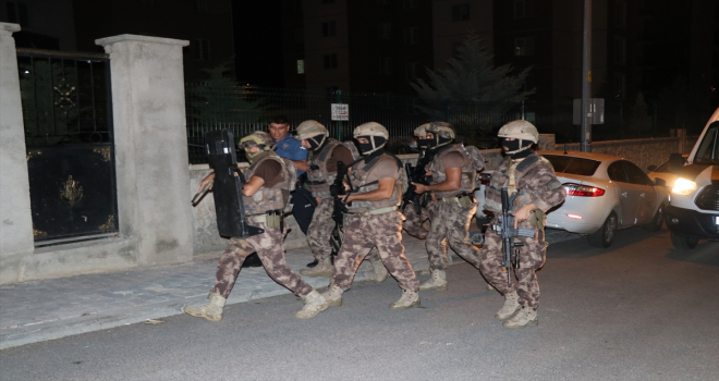 Kayseri'de kız arkadaşı ile kendisini eve kilitleyen kişi özel harekat polislerince gözaltına alındı