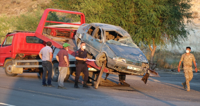 Kayseri'de refüje çarpan otomobil devrildi: 5 yaralı