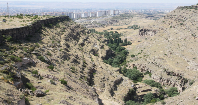 Kayseri'de sürücüsünün manzara izlemek için yol kenarına park ettiği otomobil uçuruma yuvarlandı