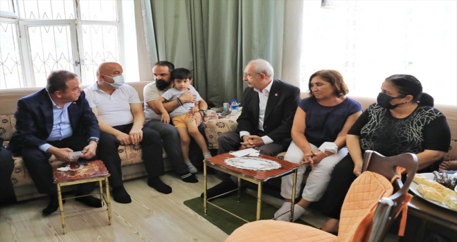 Kılıçdaroğlu, hayatını kaybeden CHP Konyaaltı Gençlik Kolları Başkanı'nın ailesini ziyaret etti