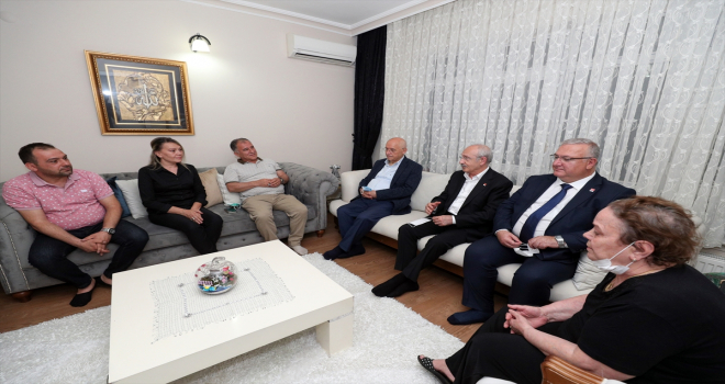 Kılıçdaroğlu'ndan vefat eden şarkıcı Oğuz Yılmaz'ın ailesine taziye ziyareti