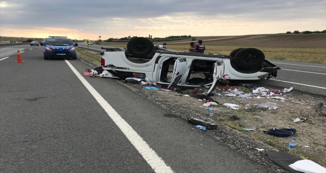 Kırıkkale'de kamyonet refüje devrildi: 4 yaralı