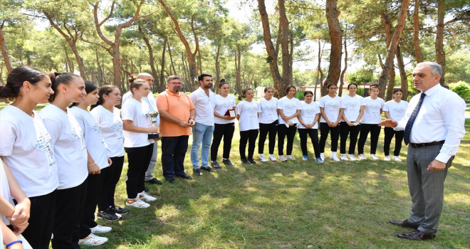 Konyaaltı Belediye Başkanı Semih Esen, Türkiye şampiyonu olan kadın hentbol takımını kutladı 